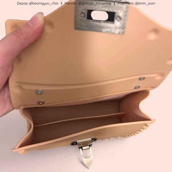 Peach purse with removable crossbody straps 👜🧚♀️ - Picture 5 of 5